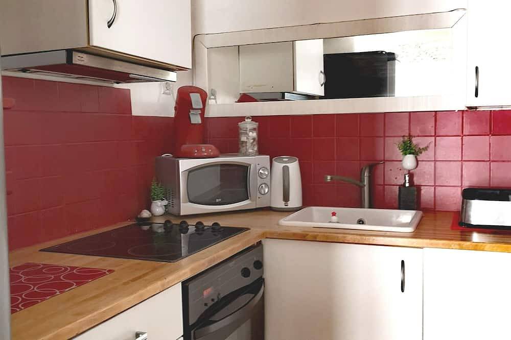 Privatized floor in village house, bedroom, sitting area, bathroom, Wc in Cadenet, Parc naturel régional du Luberon