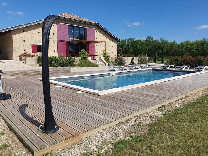 Gîte pour 15 personnes, avec bassin pour enfant et vue ainsi que piscine et jardin, animaux acceptés à Villebramar