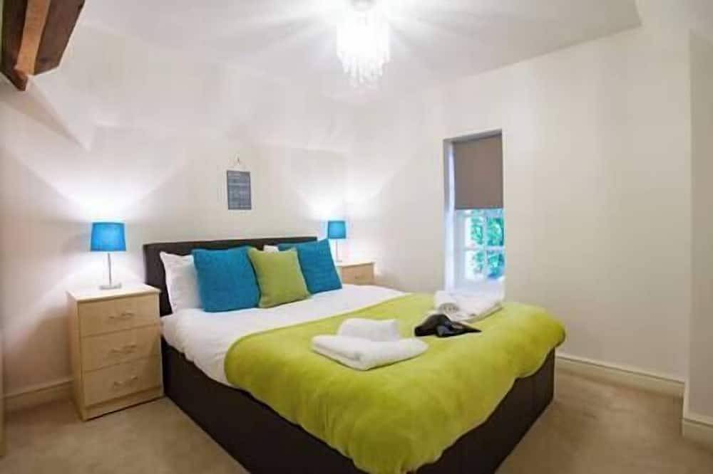 Entire apartment, Comfortable Swindon 3  bedroom Town Centre Apartment with en-suite, Free Parking in Swindon, North Wessex Downs