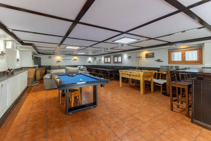 Casa Vacacional 'Viria' con Vistas a la Montaña, Wi-Fi y Aire Acondicionado in Navaluenga, Valle del Alberche