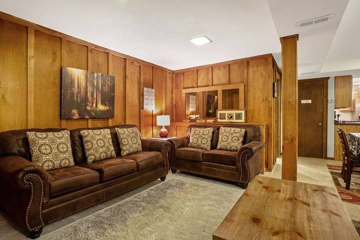 Lodge for 13 people, with yard in Missouri