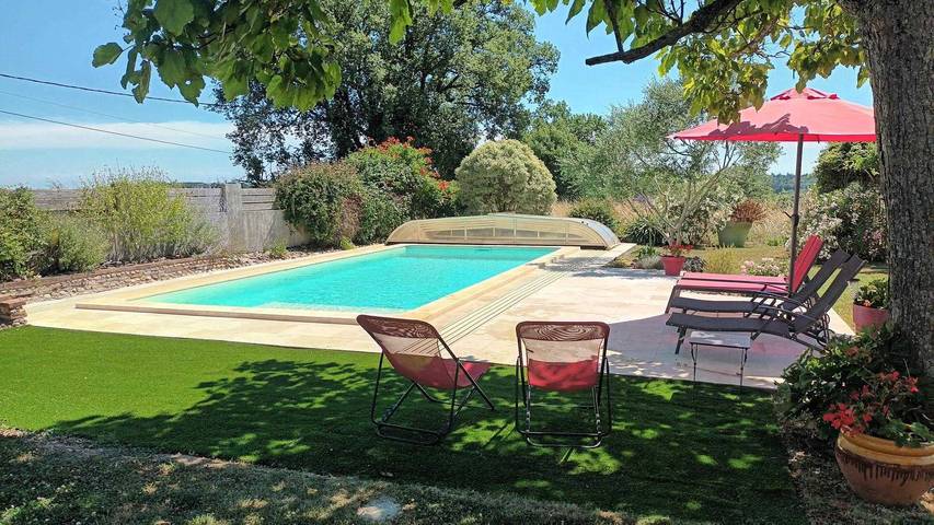 Gîte pour 5 personnes, avec Balcon/Terrasse et Terrasse ainsi que Jardin et Piscine