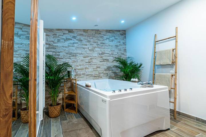Gîte pour 4 personnes, avec jardin et jacuzzi à Les Essarts-le-Roi