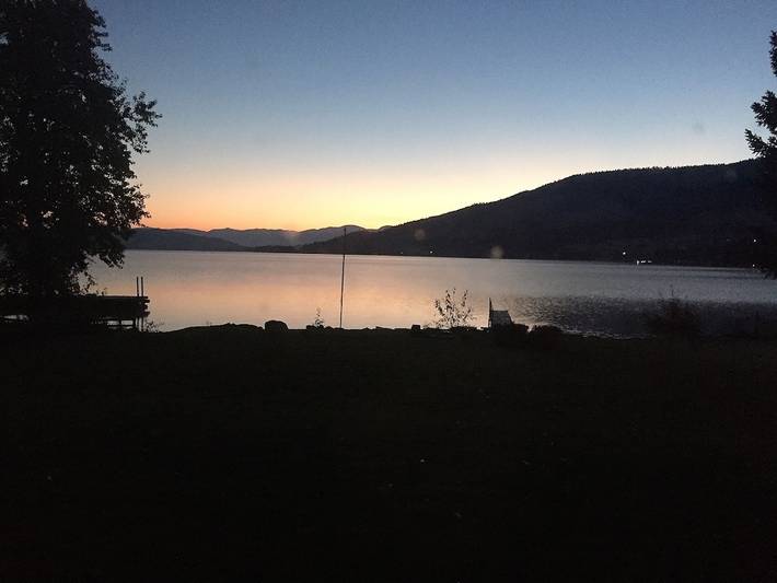 Vacation rental for 20 people, with yard in Flathead Lake