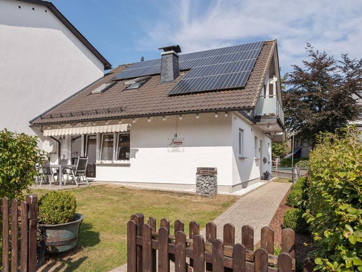 Vakantiehuis voor 8 personen, with Balkon and Terras as well as Zwembad and Sauna in Winterberg