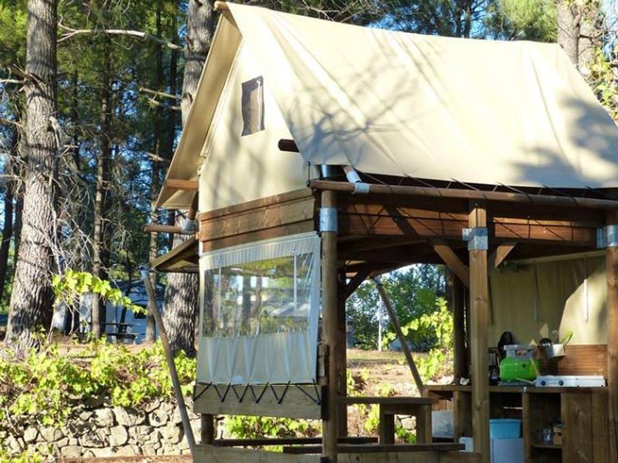 Camping Hello Soleil - Hébergement 2 personnes - Hutte Cévenole 2p 1Ch in Lablachère, Parc naturel régional des Monts d'Ardèche
