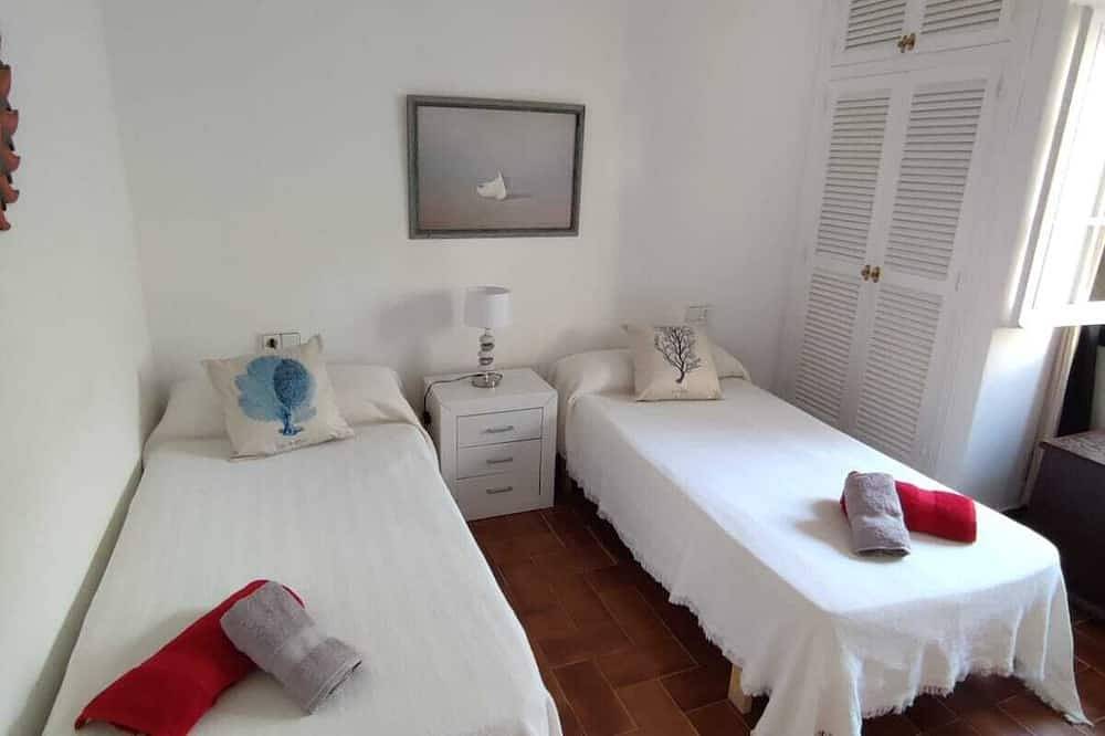 Entire apartment, Menorca, quiet apartment with sea views in Arenal d'en Castell, Es Mercadal
