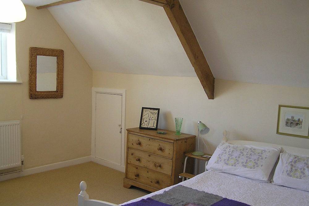 Characterful 18th century cottage in Bridport close to the Jurassic Coast. in Bridport, Dorset