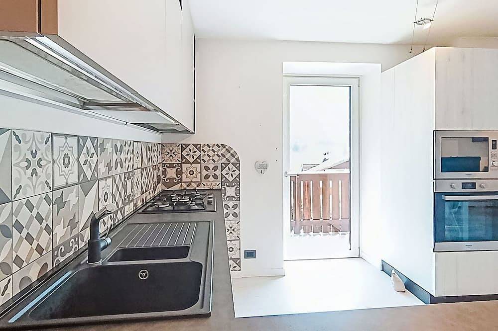 Appartamento intero, Bellissimo appartamento per 5 ospiti con WIFI, TV, patio e vista panoramica in Strembo, Alpi dell'Adamello e della Presanella