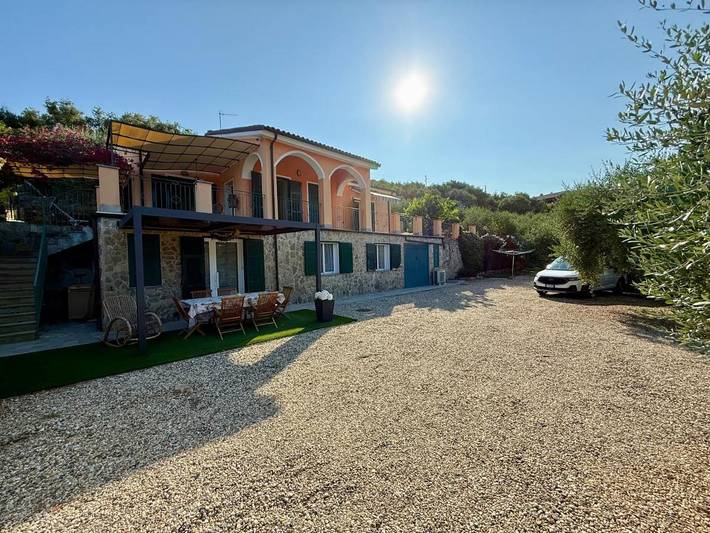 Ferienwohnung für 6 Personen, mit Terrasse und Garten sowie Pool und Ausblick