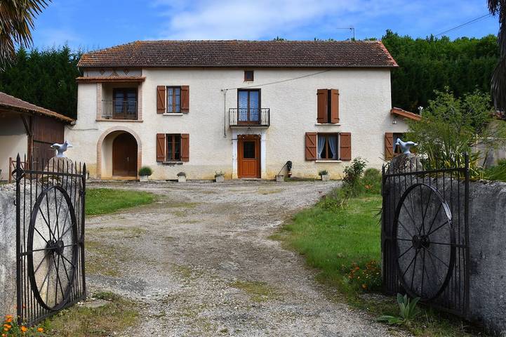 Gîte pour 8 personnes, avec Jacuzzi ainsi que Terrasse et Jardin