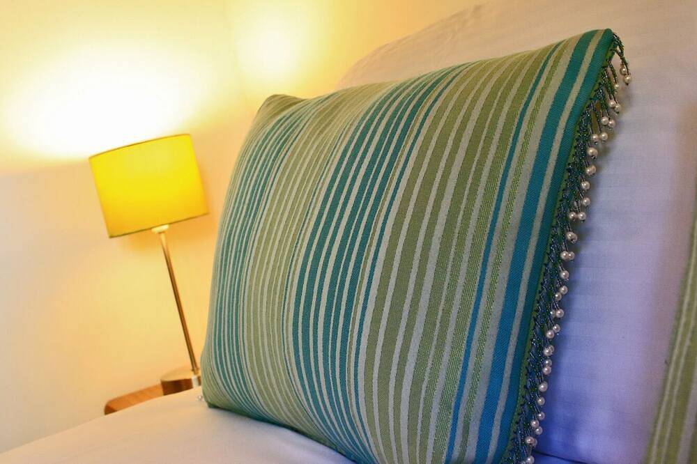 Hideaway Pine Cabin With Great Sea Views In Peaceful Location in Boscastle, Pentire Point - Widemouth