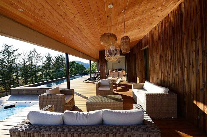 Location de vacances pour 12 personnes, avec Jacuzzi ainsi que Terrasse et Jardin à La Boissière