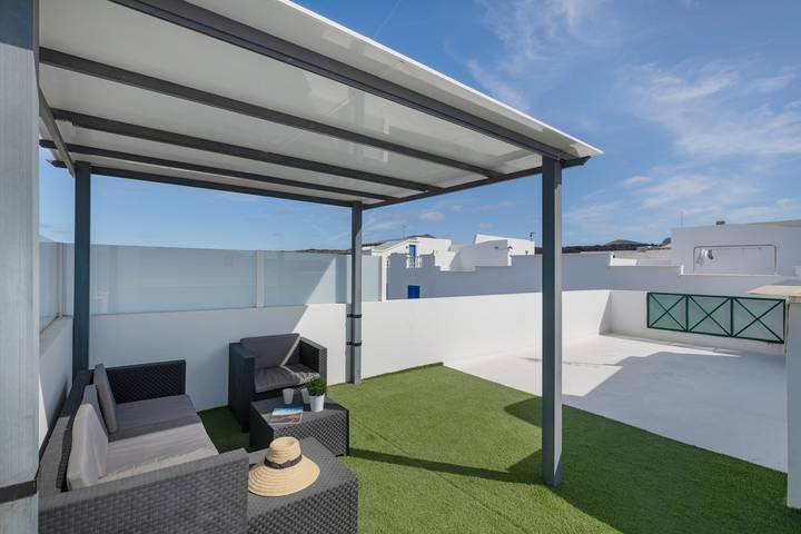 Apartamento entero, Apartamento vacacional 'El Golfito' con vistas al mar, terraza privada y Wi-Fi in El Golfo, Yaiza