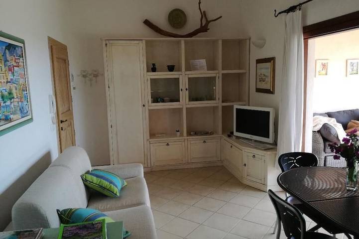 Bellissimo appartamento in villa con vista mare e curatissimo giardino in Punta Molara, San Teodoro