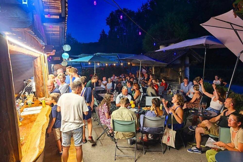 Zecamping 3* piscine locatif Bbq clim 2 pers in Messery, Région de Thonon-les-Bains