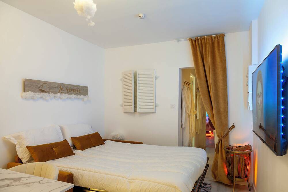 Private building in Vierzon • 4 apartments - Spa - For up to 10 people in Vierzon, Vierzon Region