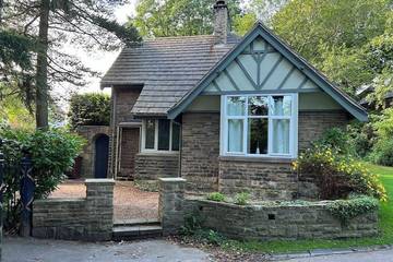 Gîte pour 4 personnes, avec jacuzzi et piscine à Glossop