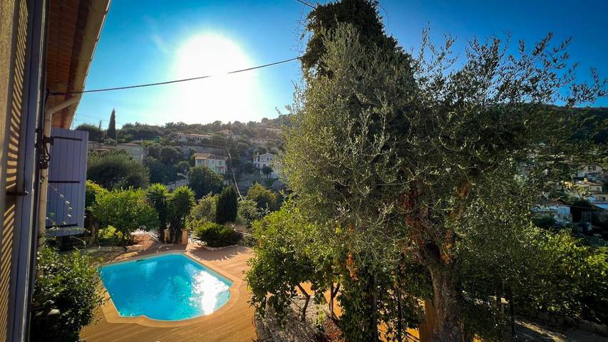 Maison de vacances pour 8 personnes, avec Balcon et Terrasse ainsi que Jardin et Piscine à Falicon