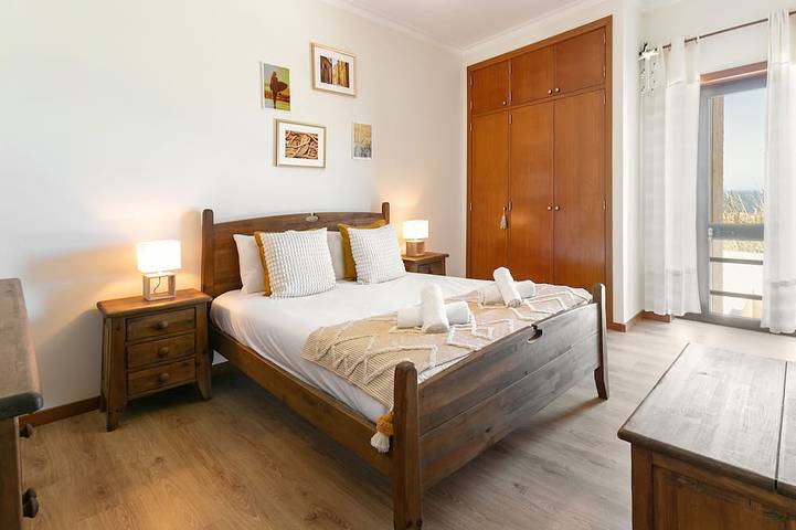 Entire apartment, Deluxe Beachfront Apartment - Ocean View in Leiria District