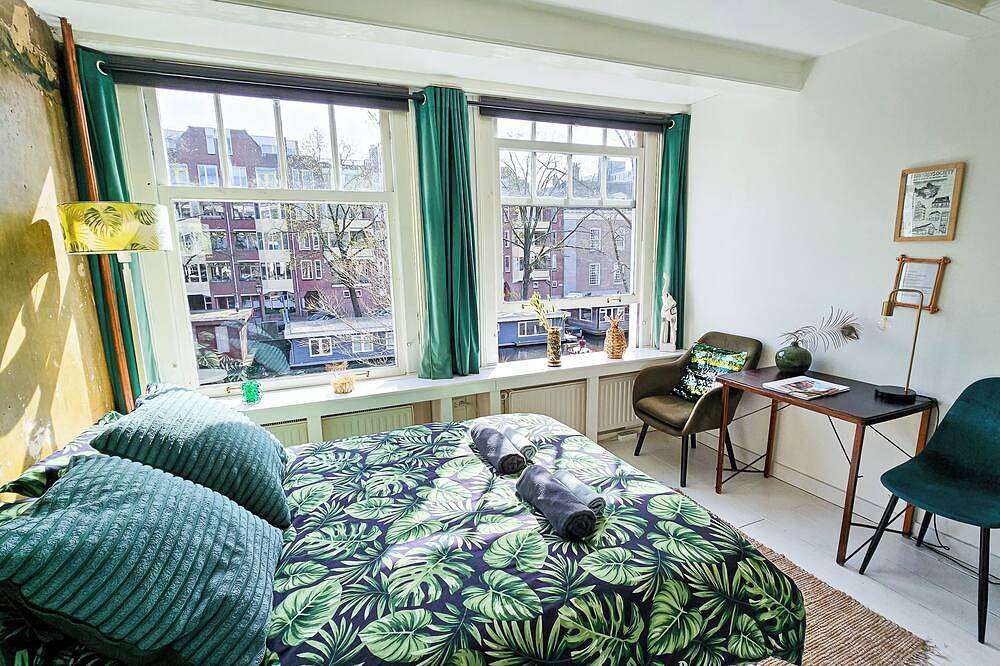 Large en-suite room in historic Canalhouse from 1729 in Dutch Coast