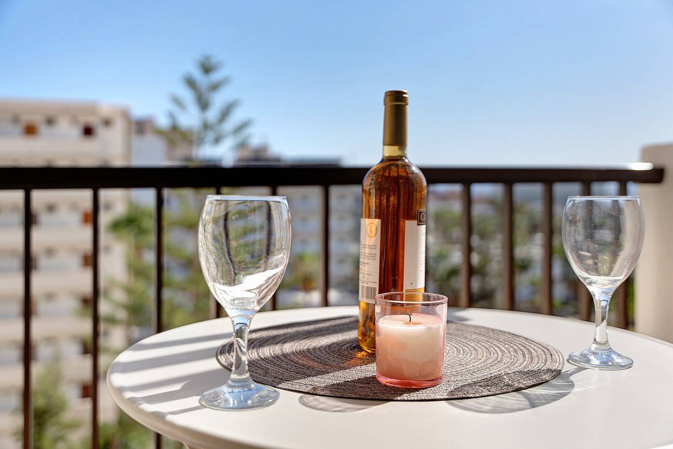 Apartamento entero, Apartamento vacacional "Apto Svezda El Dorado" con vistas al mar, piscina climatizada compartida in Playa de las Américas, Arona 