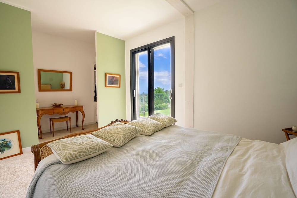 Architectural jewel: Villa on the Cote d'Azur in Opio, Cannes region