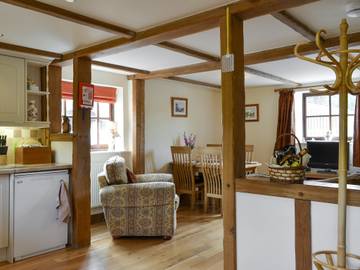 Log Cabin for 4 People in East Meon, Hampshire, Photo 2