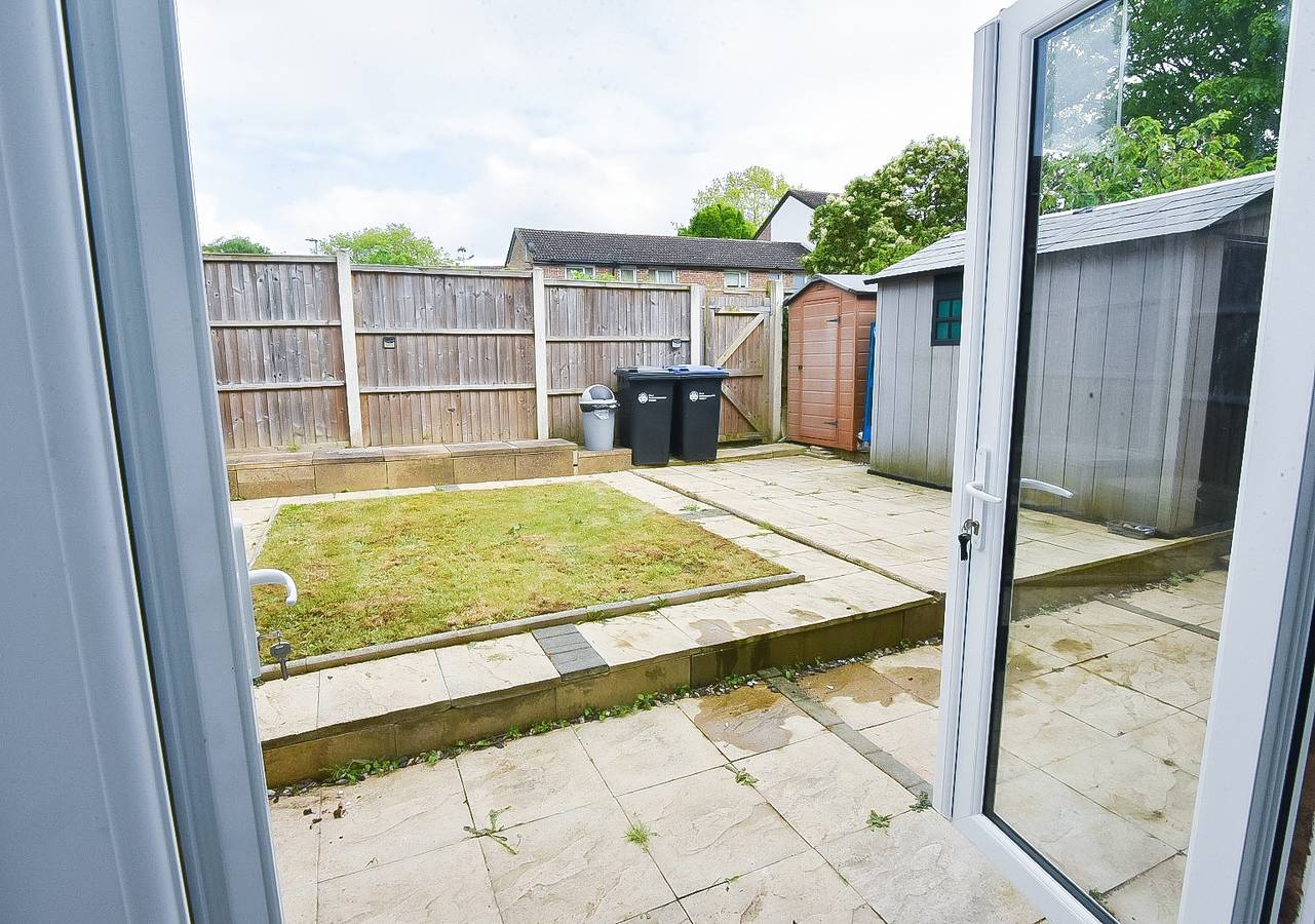 House Sleeps 7 with Parking in Northampton, Northamptonshire