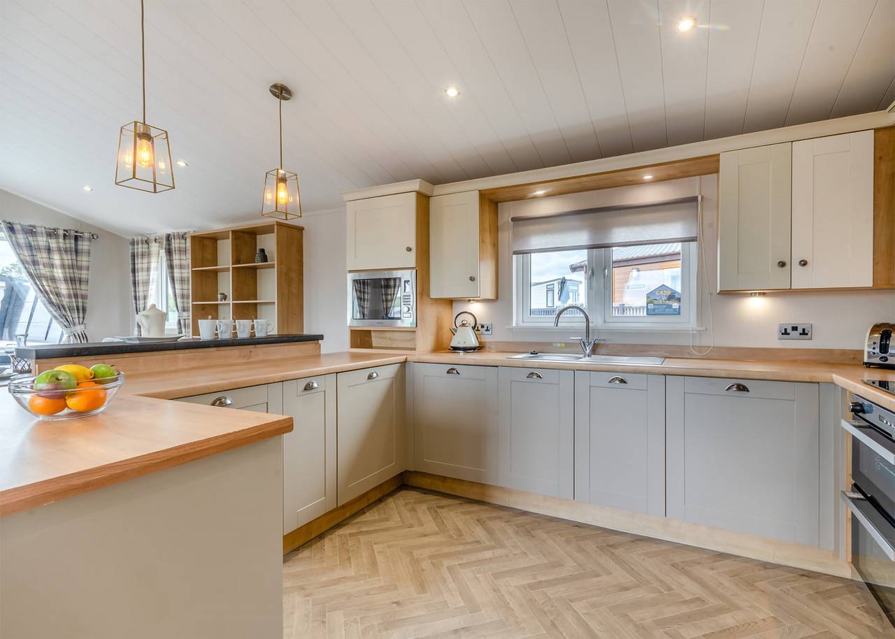 Deluxe Lodge with parking, ensuite & decking in Nairn, Highlands