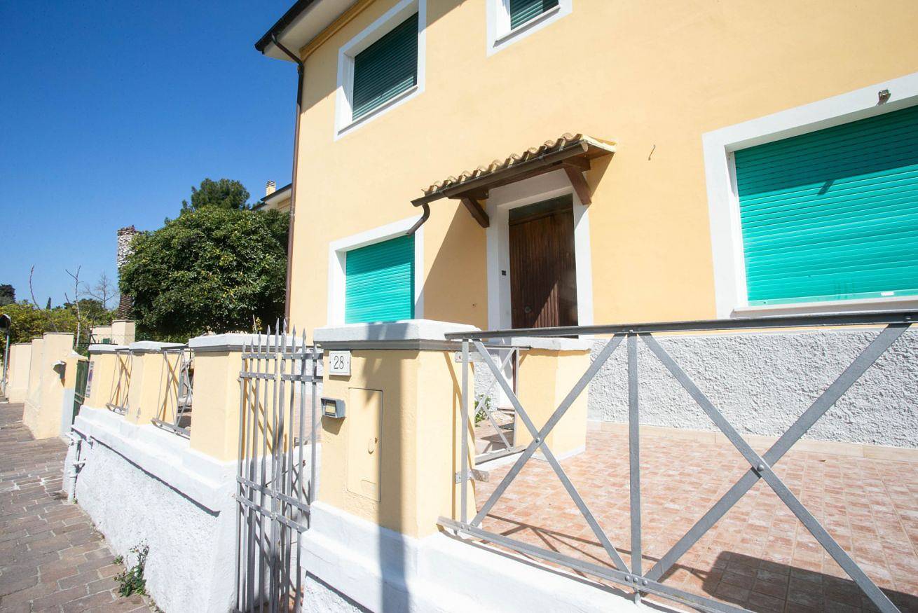 Entire apartment, N050 - Numana, three-room apartment in the center with porch and park in Sirolo, Riviera del Conero