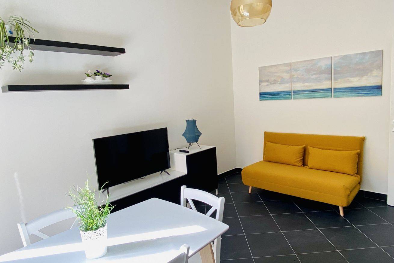Appartamento intero, Guesthost - Cosy Flat with Sea View Balcony in Salerno, Costa tirrenica Campania