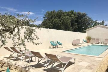 Gîte pour 6 personnes, avec piscine ainsi que terrasse et jacuzzi à Arpaillargues-et-Aureillac
