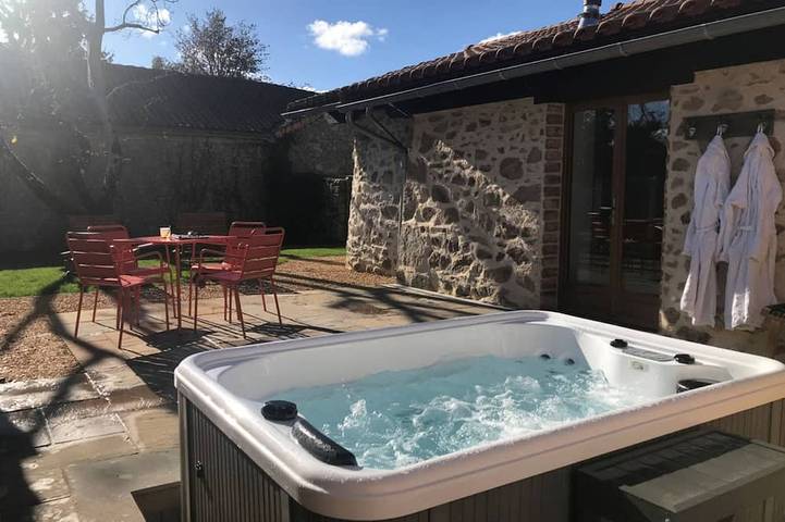 Gîte pour 2 personnes, avec Jacuzzi ainsi que Terrasse et Jardin