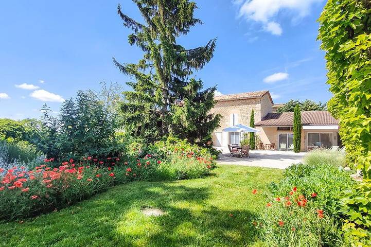 Location de vacances pour 6 personnes, avec jardin à Livers-Cazelles