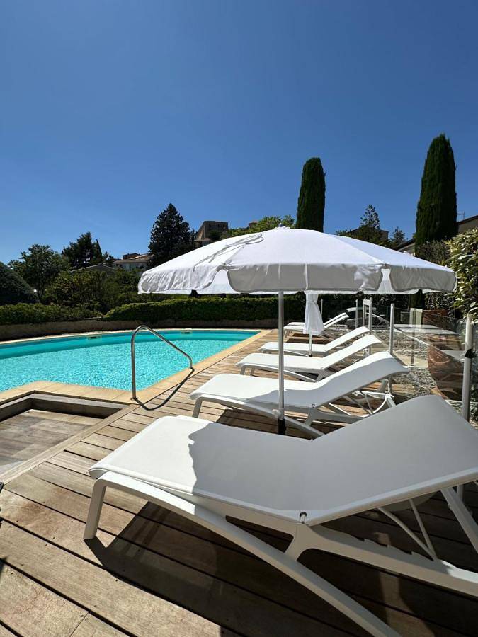 Appart’hôtel pour 2 personnes, avec terrasse ainsi que piscine et vue, animaux acceptés