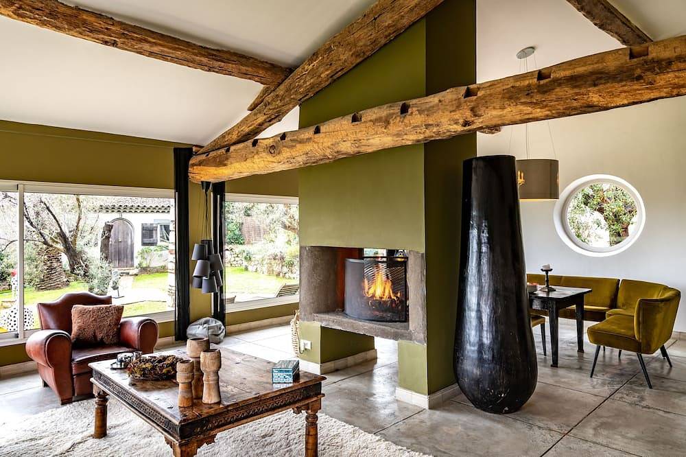 Entire apartment, Private resort style living with spectacular views near Saint Paul de Vence in La Colle-sur-Loup, Cannes region