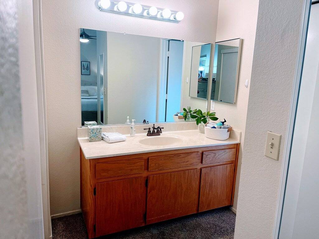 Pfefferbaumhaus. Zentrale Lage, schöne, ruhige Gegend, auf einem Hügel in Redding, Shasta County