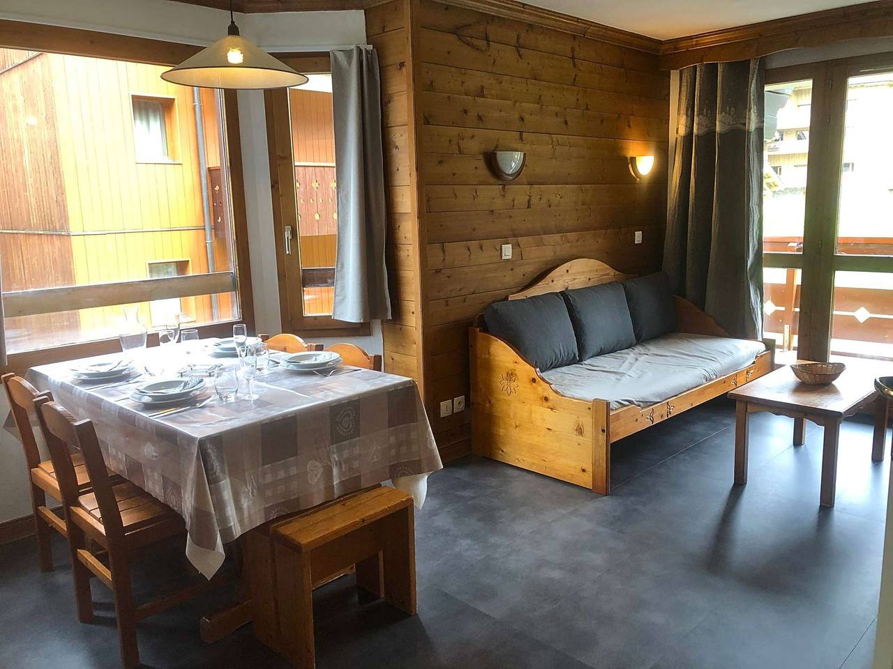 Entire holiday apartment, L'Athamante 7 - 2 room apartment, oriented south, close to the slopes, the sledging run and the shops in Valmorel, Les Avanchers-Valmorel
