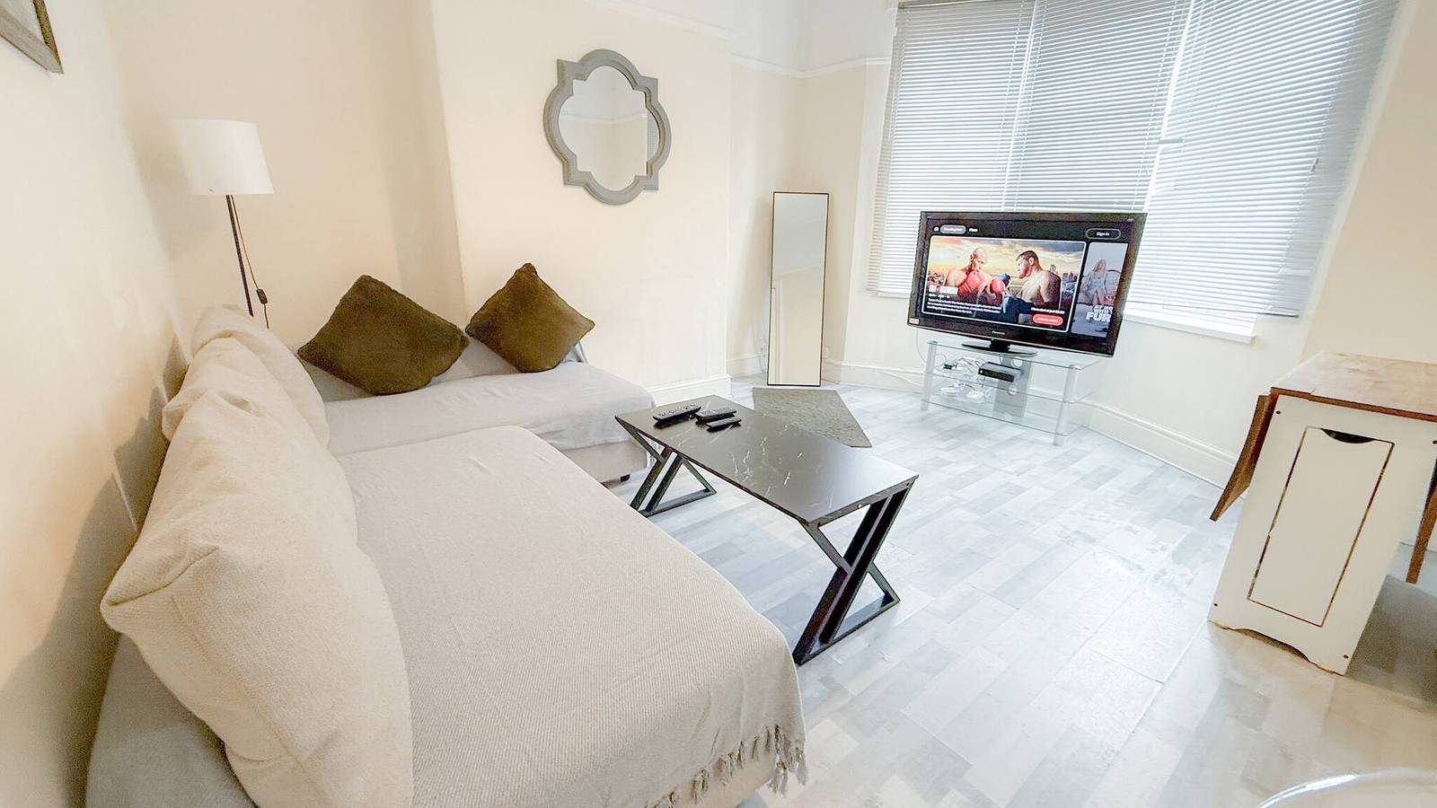 Maison spacieuse de 4 chambres, retraite avec jardin, parking in Merseyside