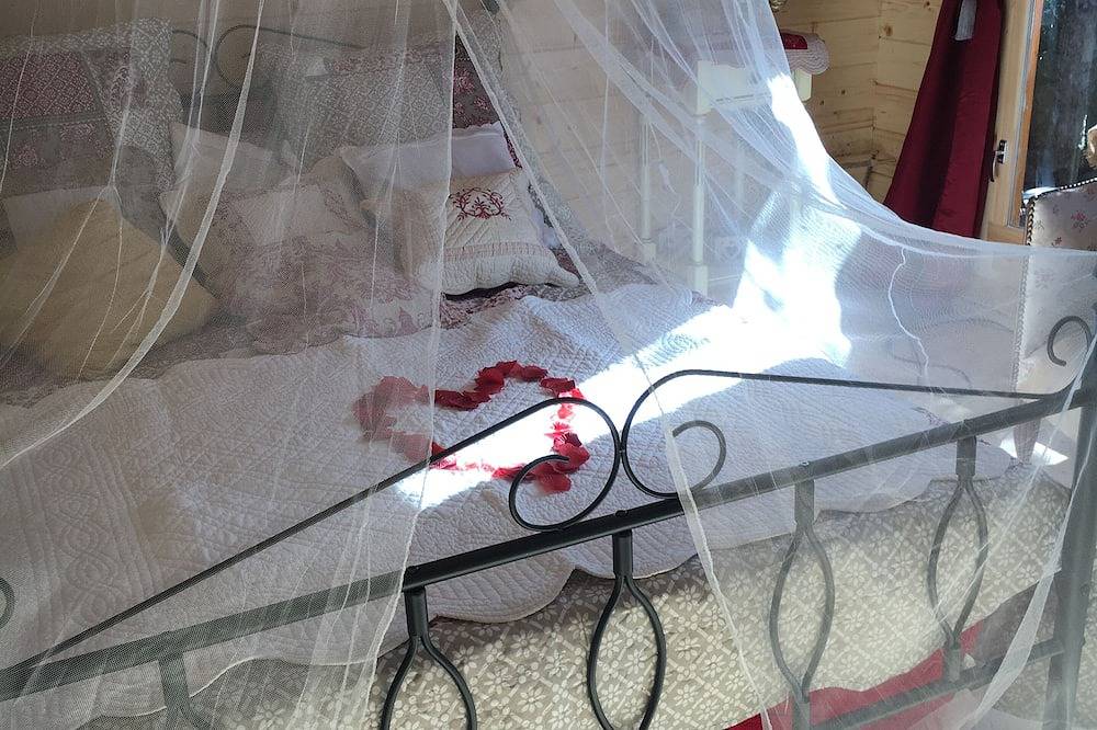 Eine romantische Hütte in einem herrlichen Garten in Barjols, Brignoles Region