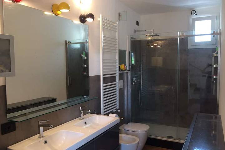 Appartement entier, Maison entourée de verdure près de la mer avec terrasse et girdino in Chiavari, Riviera di Levante