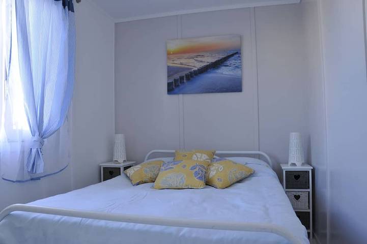 Faro, Algarve, Faro Beach, Strandhaus Buchstäblich auf den Dünen in Ilha de Faro, Montenegro (Faro)
