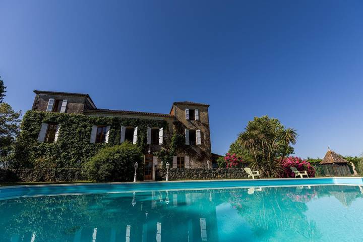 Gîte pour 13 personnes, avec Jardin et Piscine