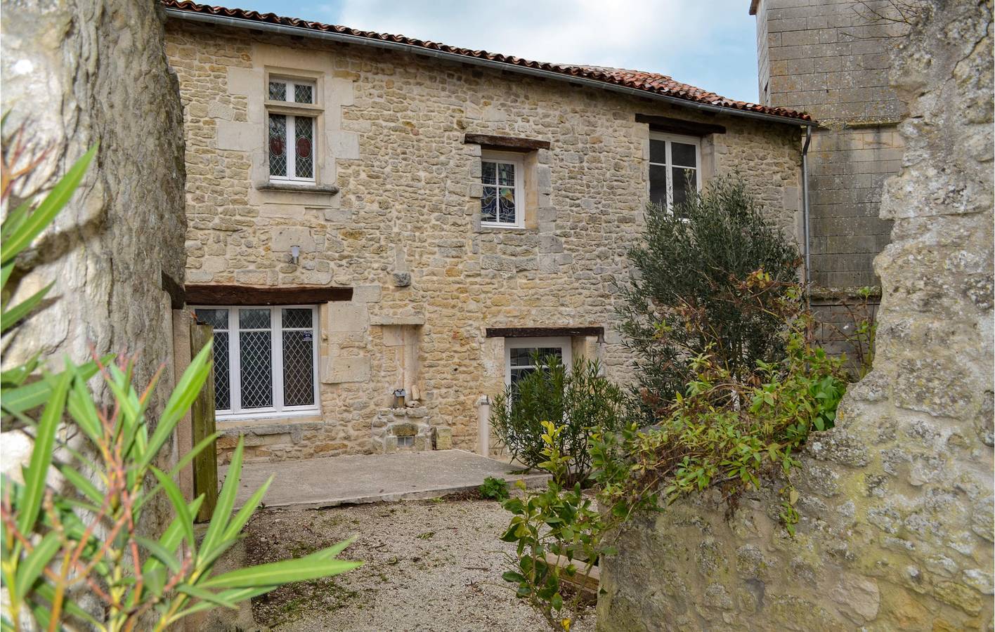 Cozy 2BR Apartment w/ Parking & WiFi - Steps to Saint-Jean-d'Angle & L'Arnaise in Saint-Jean-d'Angle, Rochefort und Umgebung