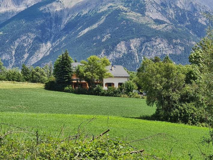 Gîte pour 7 personnes, avec Balcon et Terrasse ainsi que Jardin et Vue à Faucon-de-Barcelonnette