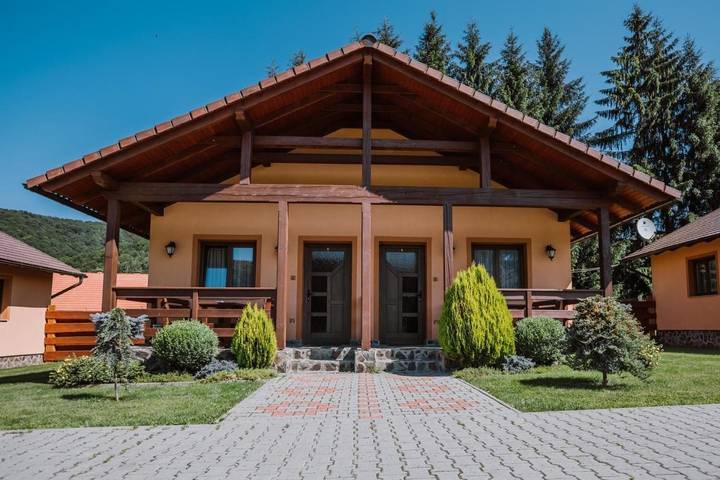 Station pour 3 personnes, avec terrasse ainsi que jardin et sauna dans Mureș