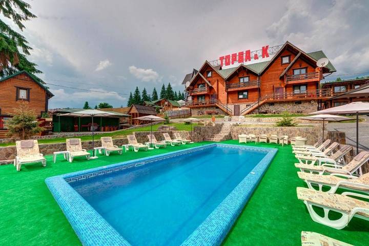 Hôtel pour 2 personnes, avec balcon et piscine ainsi que sauna et vue