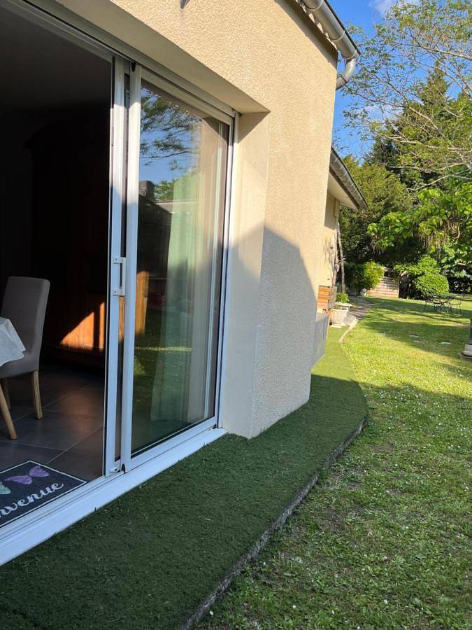 Gîte pour 2 personnes, avec jardin ainsi que vue et terrasse à Pugnac