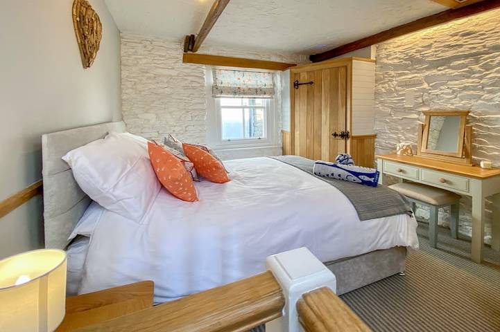 Pilchard Cottage, romantic, character holiday cottage in Brixham in Brixham, Torbay